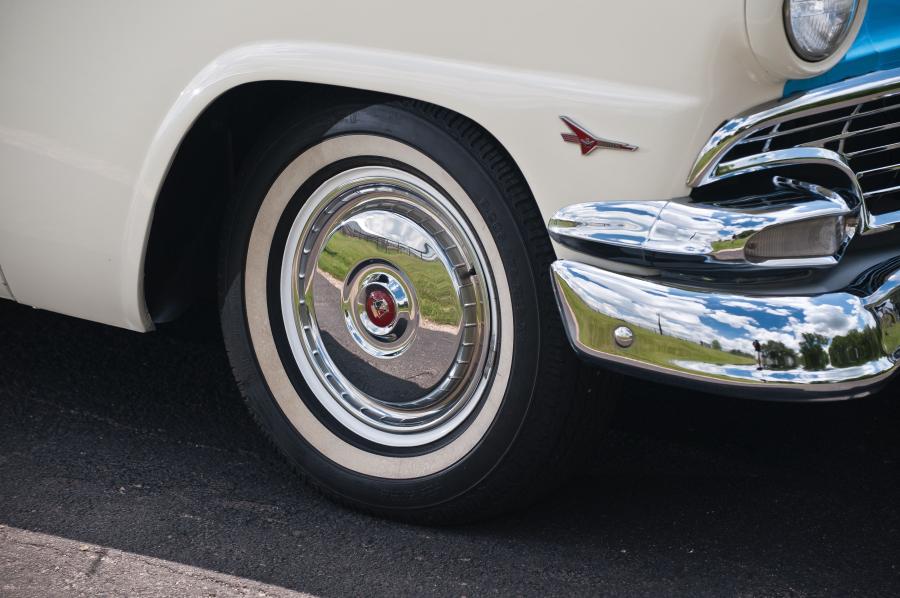  Ford Fairlane Sunliner Convertible White & Blue 1956 года  (фото 29 из 41)